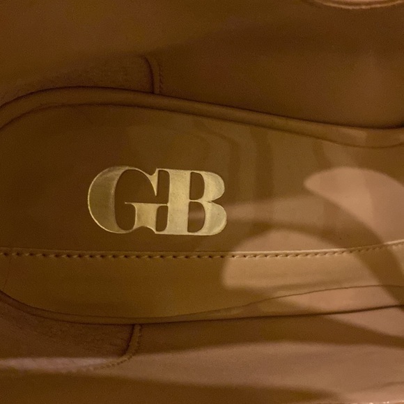 GB high heeled NEW, taupe, sz 8.5 patent shoes with 4 straps and zipper in back - Picture 12 of 14